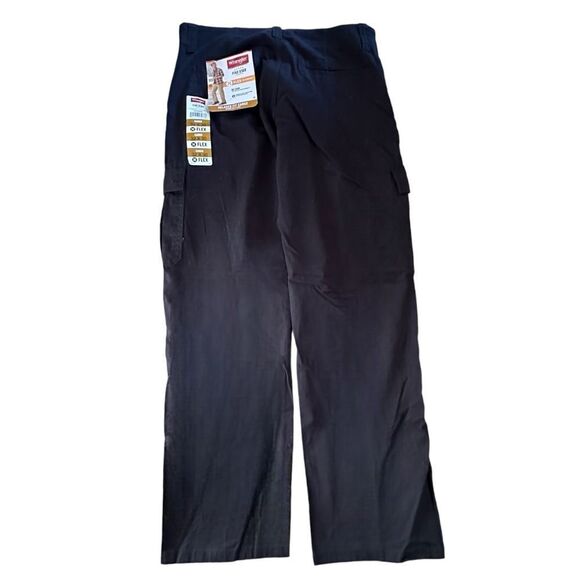 Wrangler ~ Black Relaxed Fit Cargo Pants ~ size 32/30 ~ NWT ~ Flex for comfort - Picture 2 of 13